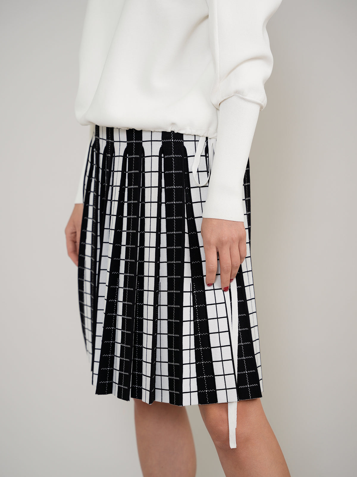 Aleeza Paris Black and White Pleated Skirt – modest skirt in Black and White