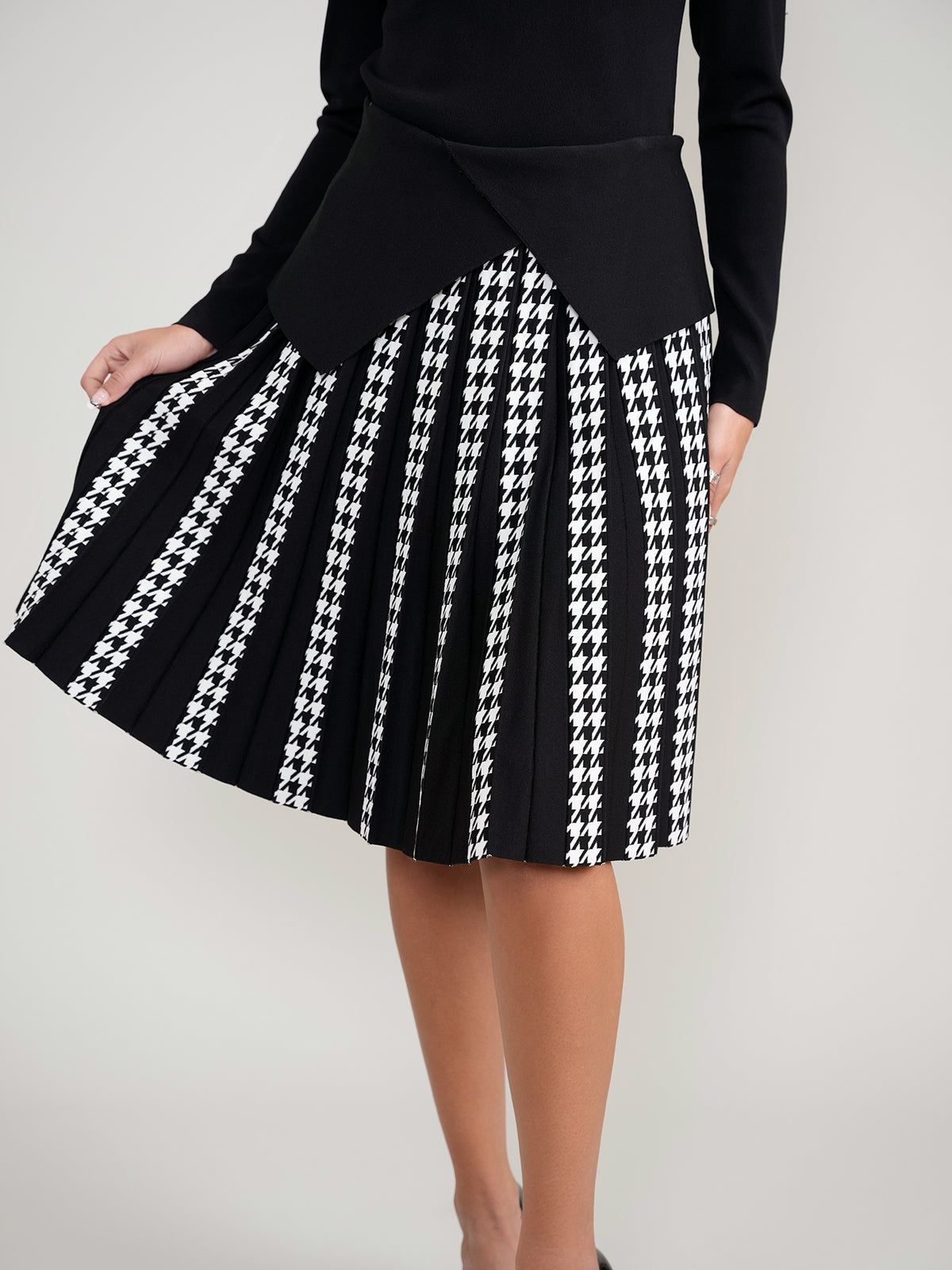 Aleeza Paris Houndstooth Knit Pleated Skirt – modest skirt in Black/White