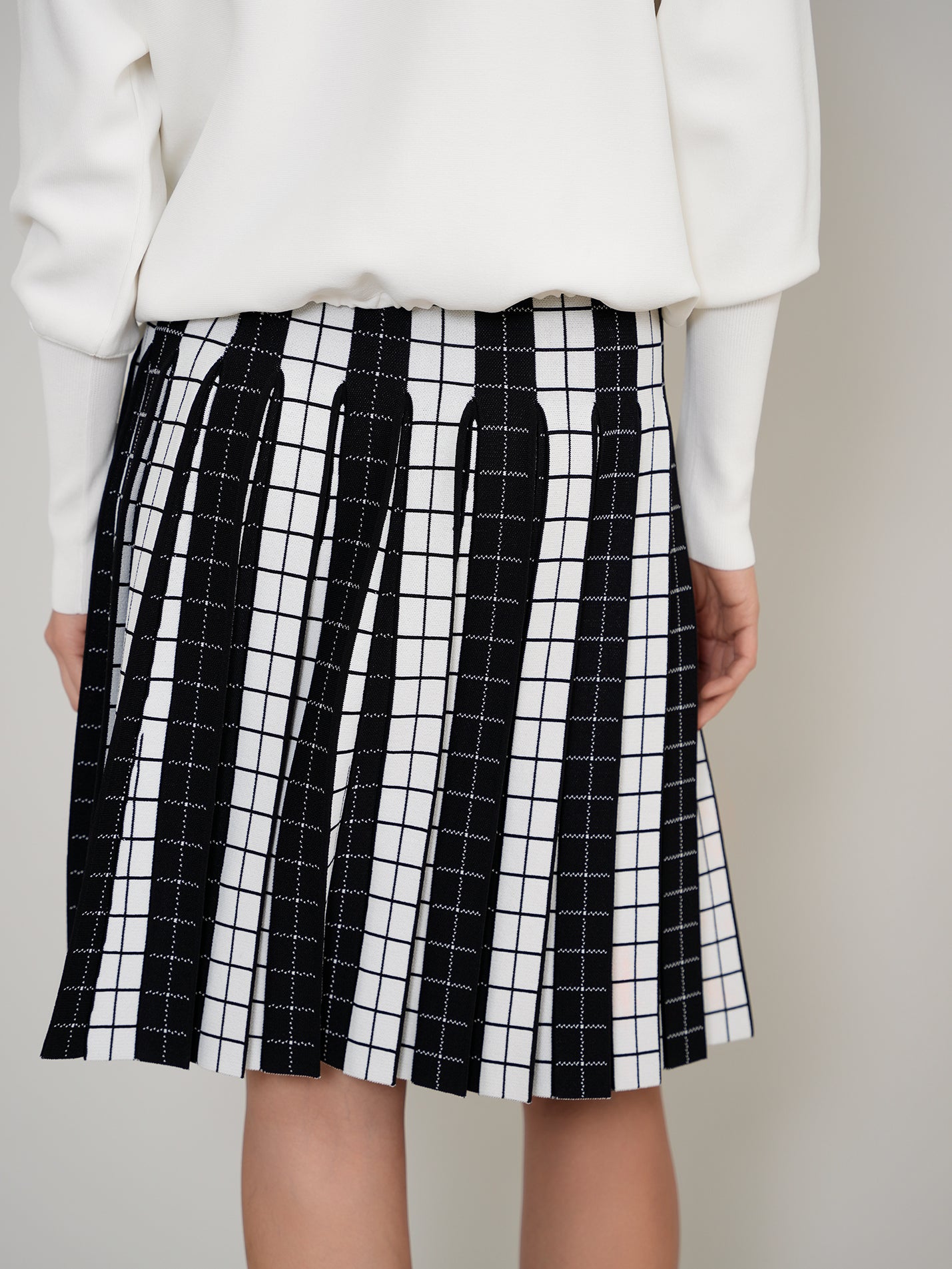 Black and white checkered pleated outlet skirt