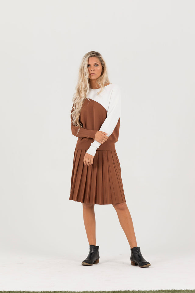 Pleated Wonder Skirt In Cocoa