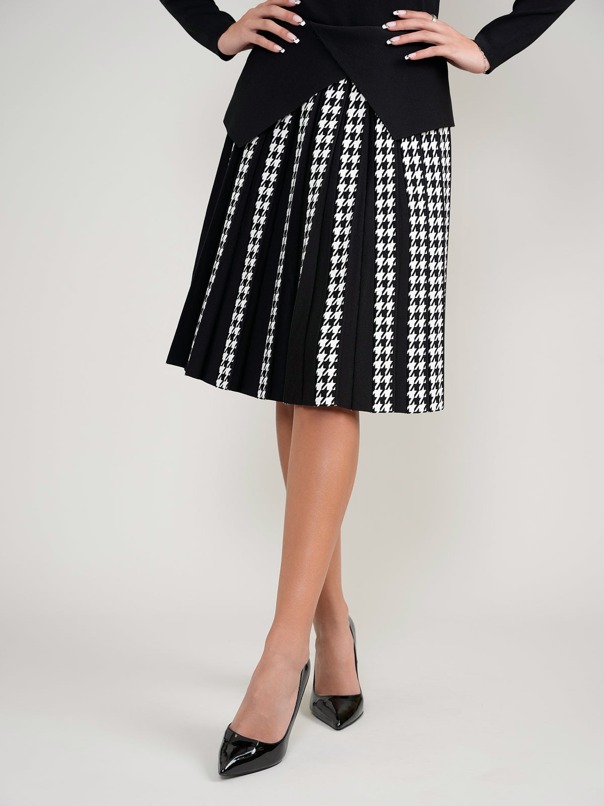 Aleeza Paris Houndstooth Knit Pleated Skirt – modest skirt in Black/White
