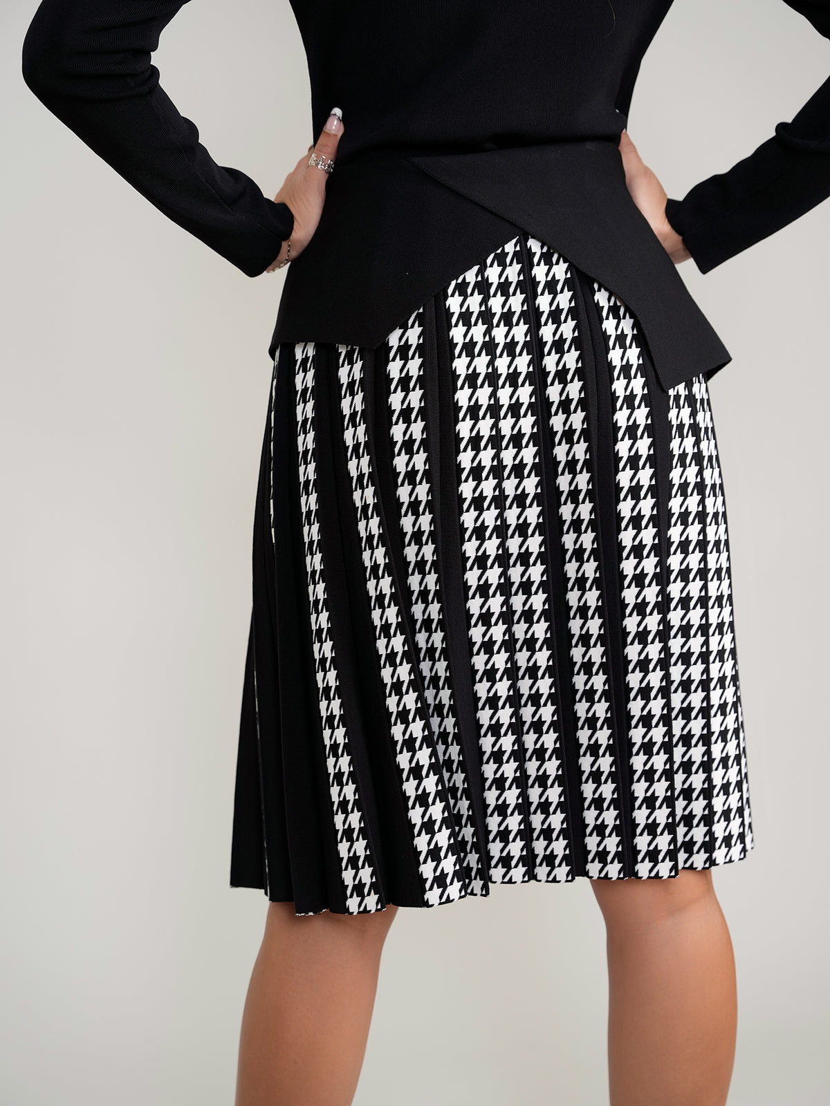 Aleeza Paris Houndstooth Knit Pleated Skirt – modest skirt in Black/White